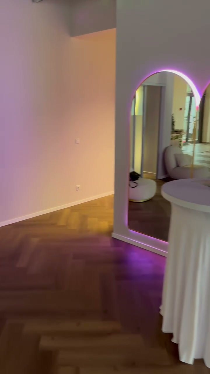Kaarega peegel ja soe puidust põrand