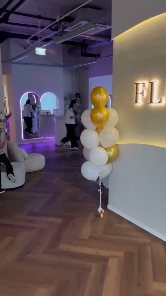 Avamisõhtu õhupallid ja FLOW&GLOW silt