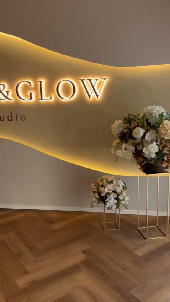 Sooja valgusega FLOW&GLOW silt stuudio lainelisel seinal